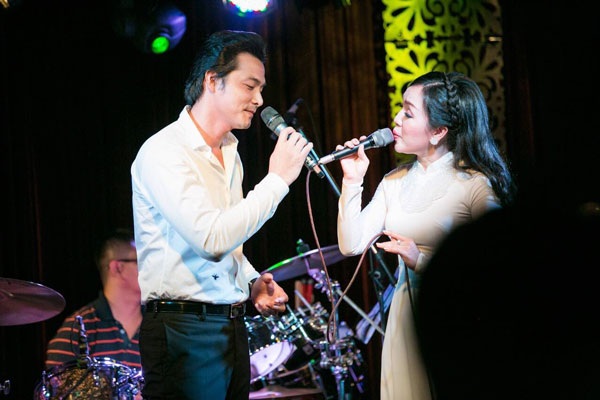 Tái xuất sau 5 năm vắng bóng, Quách Ngọc Ngoan tiết lộ lý do “ở ẩn” - 4 Một số hình ảnh Quách Ngọc Ngoan hát ở phòng trà tối ngày 29/9.