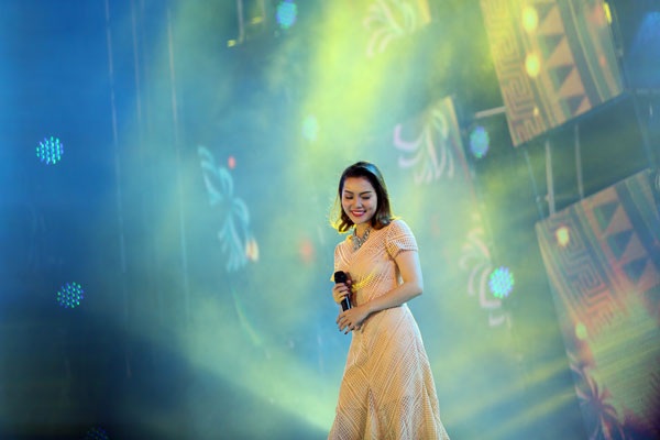 MC Phan Anh, Mỹ Lan cuồng nhiệt kêu gọi tiết kiệm điện - 9 Ca sĩ Ngọc Anh