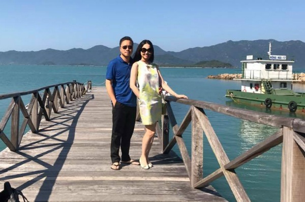 Hồ Ngọc Hà ăn tối cùng chồng cũ; Đan Trường, Lam Trường trổ tài chăm con - 19 Diễn viên Đinh Ngọc Diệp và ông xã Victor Vũ trong kỳ nghỉ nhân dịp một năm ngày cưới tại vịnh Ninh Vân. Cô viết: Một năm nhanh thiệt, cảm ơn người bạn đời làm cuộc sống em ý nghĩa nhiều hơn.