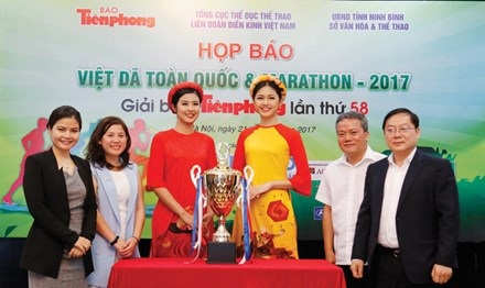 Hoa hậu Ngọc Hân sẽ thi đấu tại giải Việt dã toàn quốc - 1
Hoa hậu Việt Nam 2010 Ngọc Hân (thứ ba từ trái sang) và Á hậu 1 Thanh Tú (thứ ba từ phải sang) tham gia buổi họp báo giải Việt dã toàn quốc, ảnh: Tiền Phong