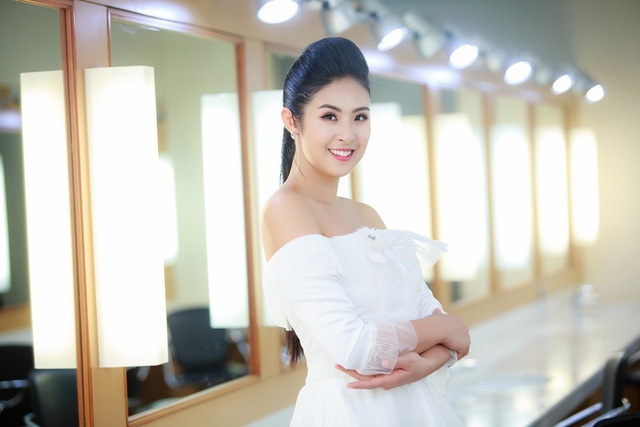 Mỹ Lệ bức xúc đàn em “thủ đoạn”; Ngọc Hân xuất hiện sau tin đồn kết hôn - 5 Xuất hiện sau nghi vấn chuẩn bị kết hôn, Hoa hậu cho biết, khi nào “theo chàng về dinh”, cô sẽ thông báo đến khán giả, chứ không giấu diếm. Tin đồn xuất phát từ việc một nhiếp ảnh gia đăng tải trên trang cá nhân bức ảnh Ngọc Hân diện váy cưới, tình cảm bên một chàng trang trai lạ mặt. Nhiếp ảnh gia này còn hé lộ thông tin, sau đám cưới Thu Thảo, Hoa hậu Việt Nam 2010 cũng rục rịch lên xe hoa.