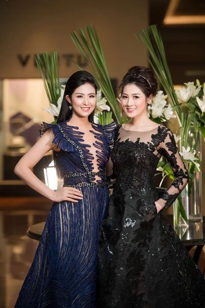 Á hậu Tú Anh bất ngờ hội ngộ Hoa hậu Ngọc Hân tại sự kiện tối qua tại Hà Nội.