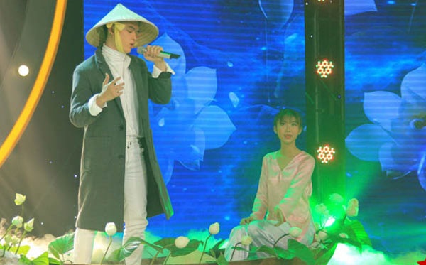 Mỹ Tâm quá phấn khích trước phiên bản cải lương “Con bướm xinh” - 3 Ngọc Sang đội nón lá, ngồi trên chiếc xuồng ghe và cất giọng hò cực ngọt, mang đậm âm hưởng dân ca miền Nam trên lời ca khúc “Lạc trôi” của Sơn Tùng M-TP.