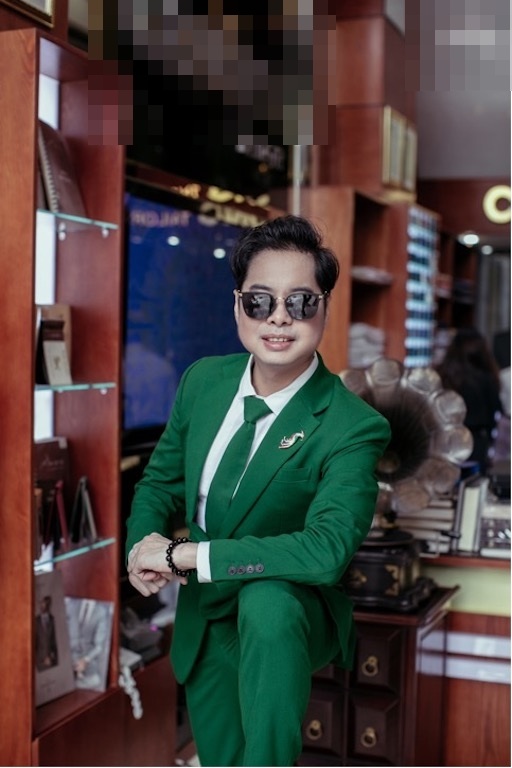 Lùm xùm Kỳ Duyên mặc hở ở chùa, MV tục tĩu, “Giáo sư” tự xưng - 3 Phần đông công chúng bình luận đây là sự phong tặng “Vớ vẩn, lố bịch và ảo tưởng!” Tuy nhiên, đây không phải lần đầu tiên, công chúng chứng kiến những trò lố xung quanh nam ca sĩ này. Trò lố dường như đã là “thương hiệu” gắn liền với Ngọc Sơn.