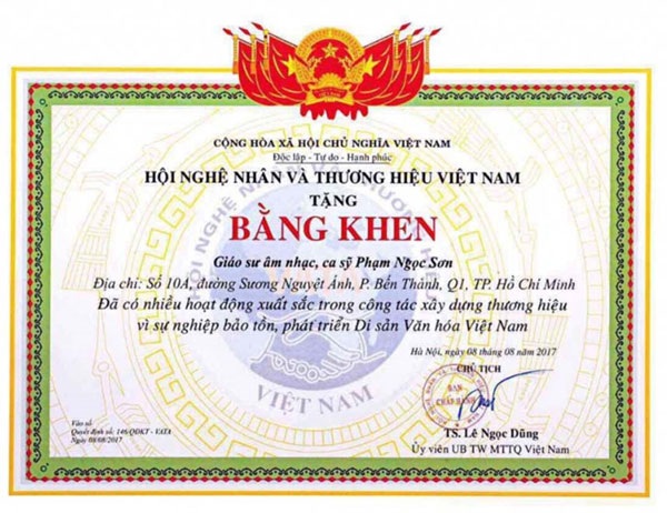Lùm xùm Kỳ Duyên mặc hở ở chùa, MV tục tĩu, “Giáo sư” tự xưng - 1 Sự việc “ông hoàng nhạc sến” Ngọc Sơn được phong tặng danh xưng Giáo sư âm nhạc do Hội nghệ nhân và Thương hiệu Việt Nam công nhận đã làm nổ ra nhiều ý kiến trái chiều. Hội này cho rằng, Ngọc Sơn “đã có nhiều hoạt động xuất sắc trong công tác xây dựng thương hiệu vì sự nghiệp bảo tồn, phát triển Di sản Văn hóa Việt Nam”.