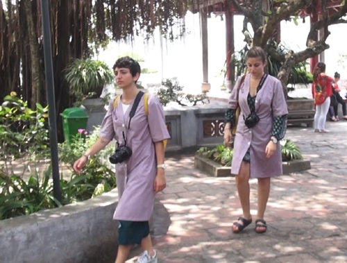 Áo choàng chống “nạn” hở hang: Cần phải thẩm mỹ và sạch sẽ - 1 Đền Ngọc Sơn - Hà Nội cho du khách mượn áo choàng khi vào tham quan di tích. Ảnh: TL.