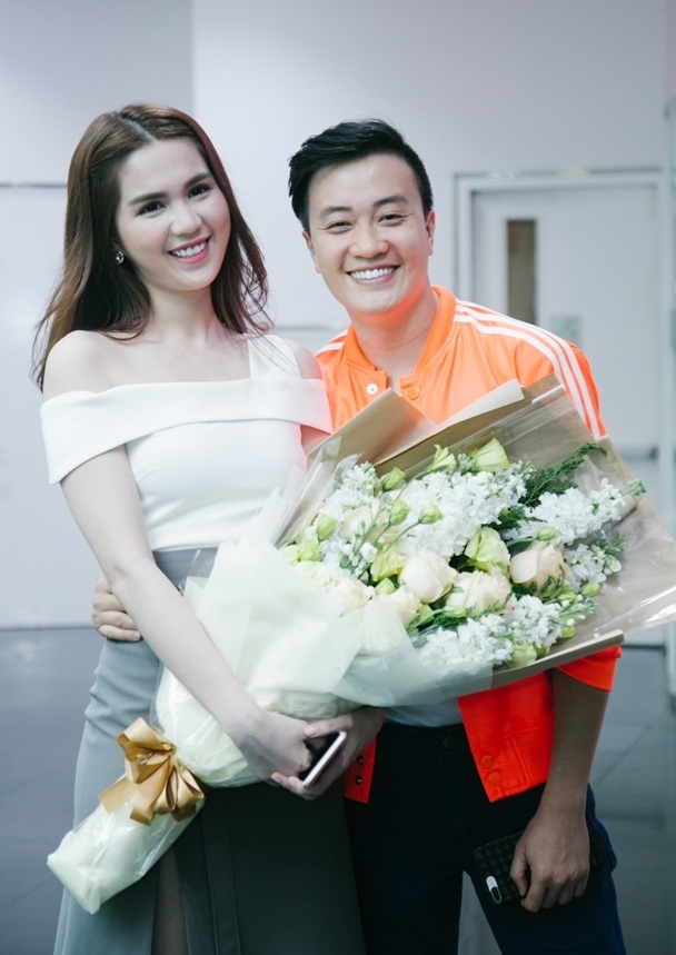 Ngọc Trinh xuất hiện rạng rỡ sau scandal tình cảm - 7 Diễn viên chính Lương Mạnh Hải và cũng là nhà sản xuất phim cũng rất thân thiết với Ngọc Trinh