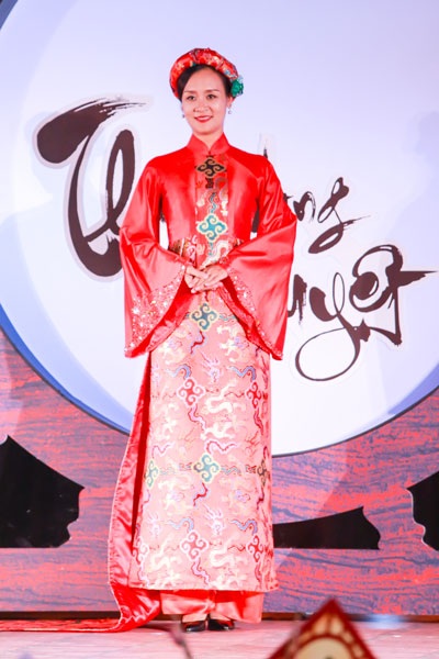 Hoa hậu Bảo Ngọc trình diễn áo dài Khúc nguyệt ca trong khuôn khổ sự kiện văn hóa Thu vọng nguyệt diễn ra từ ngày 29/9- 2/10/2017.