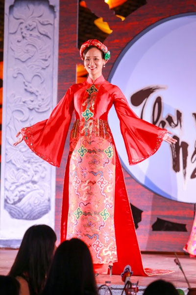 Dù tuổi không còn trẻ nhưng Hoa hậu Phụ nữ Việt Nam qua ảnh năm 2000 vẫn cuốn hút khi sải bước trên sàn catwalk.