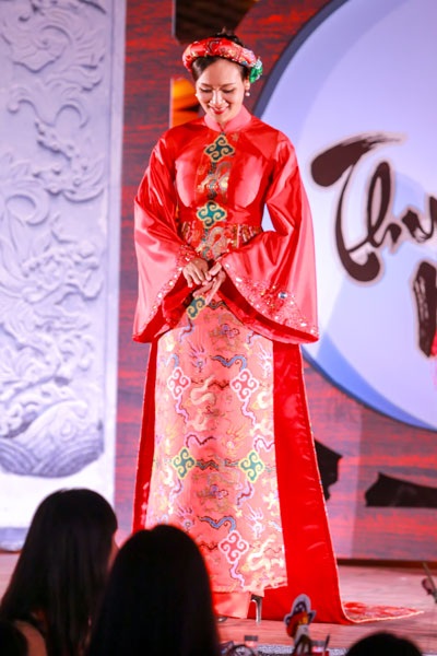 Bảo Ngọc thể hiện được nét đẹp vừa dịu dàng vừa thanh lịch, sang trọng của tà áo dài truyền thống.