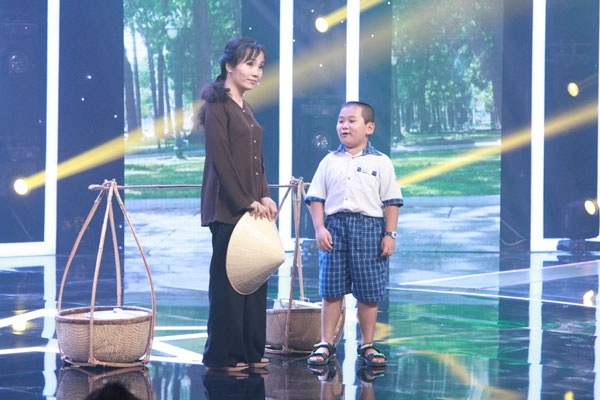 Cẩm Ly, Đại Nghĩa cảm động trước hai cha con ngồi xe lăn, bán kẹo kéo - 5 Mẹ con chị Ngọc Liễn và con trai Công Tuyển chiếm thiện cảm khán giả.