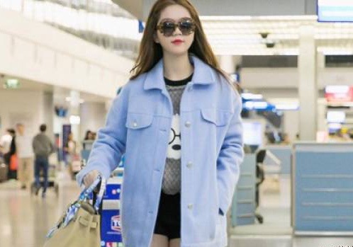 Bạn bè không biết tin Ngọc Trinh bị bạn trai tỷ phú nói lời chia tay - 2
Ngày 21/1, Ngọc Trinh đáp chuyến bay sang Mỹ hội ngộ bạn trai.