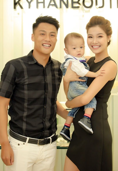 Kỳ Hân hạnh phúc bên con trai, tên thân mật là cu Tỏi và ông xã Mạc Hồng Quân.