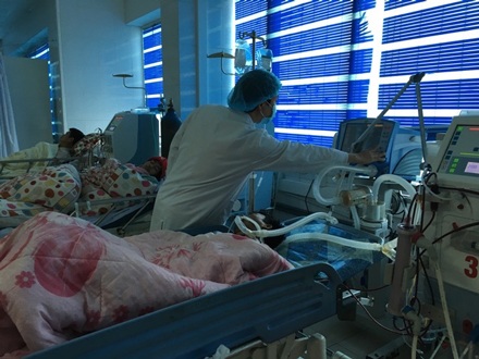 Vụ 7 ca tử vong sau đám ma: Nghi do ngộ độc rượu - 1 Các nạn nhân bị ngộ độc đang được điều trị tích cực tại bệnh viện đa khoa tỉnh Lai Châu.