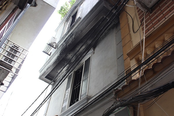 Vụ cháy 4 người chết: Thảm họa trong ngôi nhà một lối thoát - 4
Ngôi nhà chỉ có một lối ra vào duy nhất, các tầng trên đều không có lối thoát hiểm.