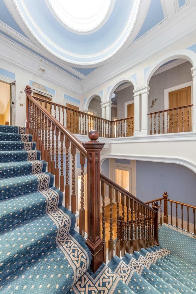 Lâu đài “bí ẩn” nhất nước Anh được rao bán với giá sốc - 8 Lối kiến trúc độc đáo của thời kì này