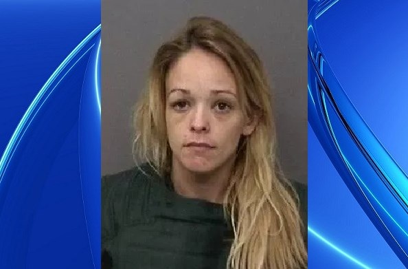 Trở về nhà tá hỏa phát hiện cô gái lạ đang nẳm ngủ khỏa thân trên giường - 1 Michelle Irene Watkins đột nhập vào nhà người khác và ngủ khỏa thân trên giường như thể đó là nhà mình