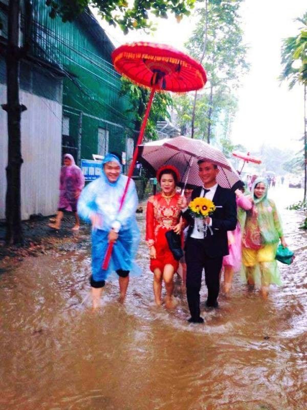 
Đám cưới ở Huế không vì lũ mà kém vui.

