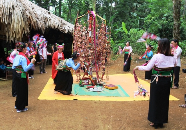 Xem người Mường thưởng hoa trong lễ hội Poồn Poông - 5 Xem người Mường thưởng hoa trong lễ hội Poồn Poông - 5
