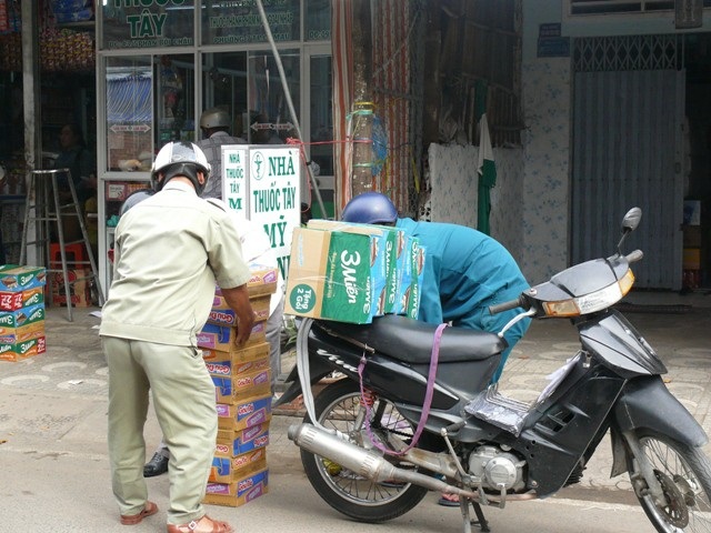 Thị trấn ven biển "nín thở" chờ bão - 8
Người dân Cà Mau mua lương thực dữ trữ bão.