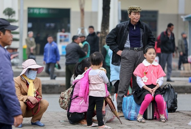 
Trong bến xe, hình ảnh các gia đình lỉnh kỉnh ba lô, túi xách lại xuất hiện như mỗi dịp nghỉ lễ kéo dài.
