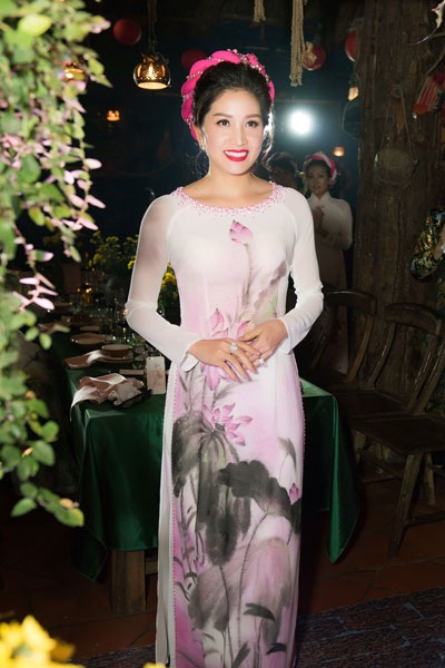 Hoa hậu Thu Thủy duyên dáng trình diễn thời trang - 12 Nhiều người đẹp tham gia trình diễn áo dài của NTK Anh Thư và dạ hội của NTK Tiến Lợi.