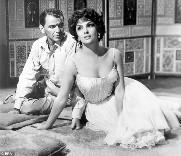 
Từng là minh tinh nổi bật nhất màn bạc Ý thập niên 1950-1960, bà Gina khiến công chúng Ý ngưỡng mộ bởi diện mạo luôn ấn tượng bất kể bà đang ở tuổi nào. Trong ảnh, bà xuất hiện bên cạnh nam diễn viên Frank Sinatra trong phim Hollywood “Never So Few” (1959).
