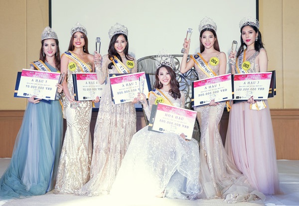 Tân Hoa hậu Phụ nữ Sắc đẹp 2017 sẽ bị phạt vì thi chui ở nước ngoài - 1 Người đẹp Phạm Anh Thư (ngồi) cùng 5 á hậu của cuộc thi.