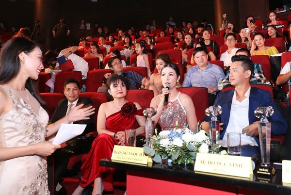 Đinh Hiền Anh trở thành “Nữ hoàng kim cương 2017” - 2 Dàn giám khảo cuộc thi có Hoa hậu Ngọc Hân, siêu mẫu Hồ Đức Vĩnh.