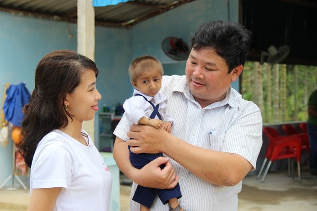 Cậu bé người lùn Krể (sinh sống tại Quãng Ngãi) là trường hợp hiếm gặp trên thế giới (ảnh: Bảo An)