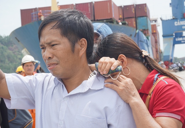 Vụ tìm kiếm 13 thuyền viên: Tìm thấy 1 thi thể trong con tàu chìm - 5 Người thân 1 trong 4 thuyền viên mất tích đau đớn khi thi thể được đưa vào