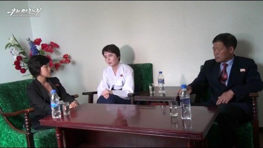 Triều Tiên đưa người đào tẩu vào video tuyên truyền chống Hàn Quốc - 1
Jeon Hye-sung (giữa) trong video tuyên truyền của Triều Tiên (Ảnh: Allkpop)