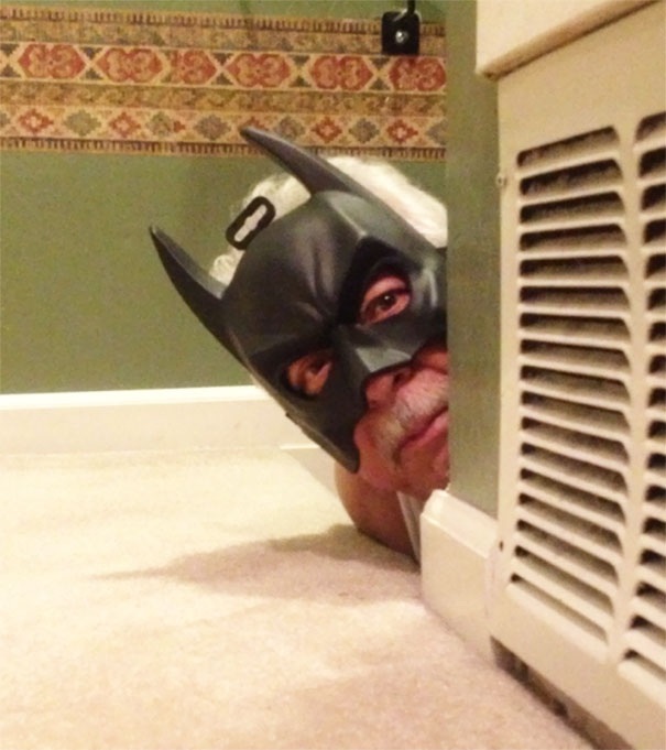 Bộ ảnh các cụ ông cụ bà “xì tin” khiến ai cũng phải bật cười - 9 “Sau khi xem xong tập The Dark Knight Rises của sê ri phim Người Dơi, ông của tôi luôn trong tình trạng như thế này!”.