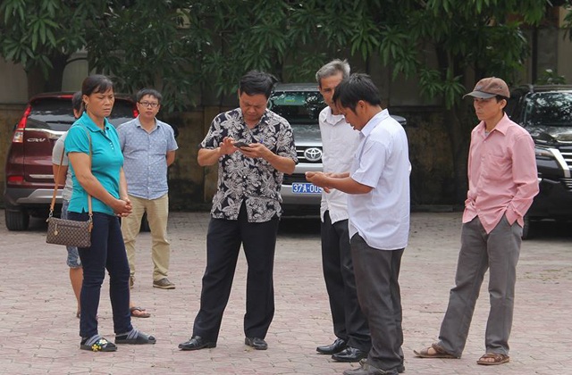 Vụ chìm tàu than: Huy động 2 đội thợ lặn tìm kiếm số thuyền viên còn lại - 2 Sáng nay, thân nhân các thuyền viên vẫn đang mất tích đã có mặt tại thị xã Cửa Lò