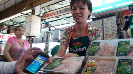 Người dân TPHCM "duyệt" thịt gia cầm bằng điện thoại thông minh - 2 Người dân TPHCM "duyệt" thịt gia cầm bằng điện thoại thông minh - 2