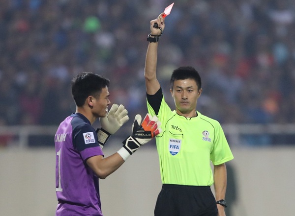 Vì sao HLV Hữu Thắng không gọi thủ môn Nguyên Mạnh lên tuyển? - 1
Thủ thành Nguyên Mạnh bị treo giò ở trận đấu tiếp theo ở Asian Cup