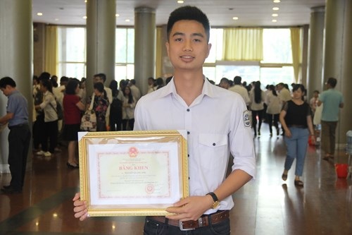 Nam sinh trường chuyên hai lần đoạt giải quốc gia - 1 Nguyễn Quang Anh nhận Bằng khen của Bộ trưởng Bộ GD&ĐT tại Lễ tuyên dương HS tiêu biểu Thủ đô năm học 2016 - 2017.