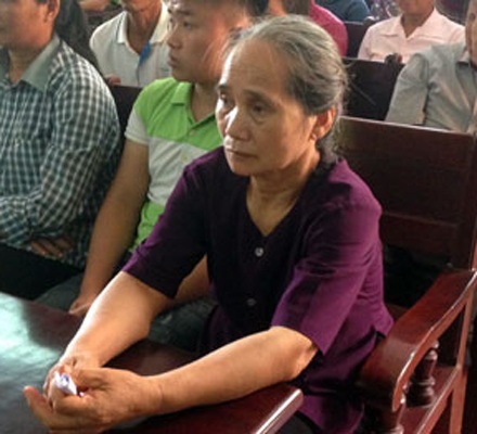 Án oan Nguyễn Thanh Chấn: Người thân hung thủ thật sự chối bỏ trách nhiệm bồi thường - 2 Bà Hoàng Thị Hội, mẹ của nạn nhân Hoan.