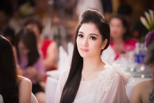 3 scandal ồn ào khi các nàng hậu Việt bị tố “giật chồng”, “thả thính” - 10 Tuy nhiên sau đó người đẹp được bênh vực.