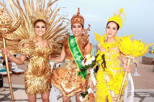 Người đẹp Nguyễn Thị Thành đoạt giải Á hậu 2 sau tuyên bố giải nghệ - 1 3 thí sinh đoạt giải cao nhất tại phần thi Trang phục tái chế của Miss Eco International 2017 (từ phải qua trái): Nguyễn Thị Thành, thí sinh đến từ Thái Lan và thí sinh đến từ Indonesia. Ảnh: Misscosology.