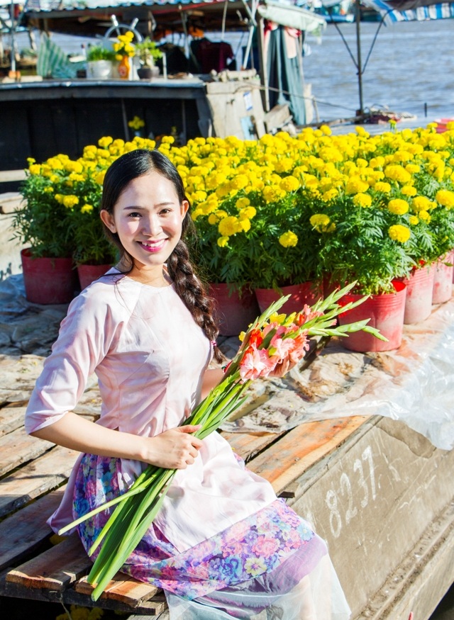 Hoa khôi đất Tây Đô gửi lời chúc năm mới bạn đọc Dân trí - 3 Hoa khôi HSSV Cần Thơ 2016 Nguyễn Thùy Trang.