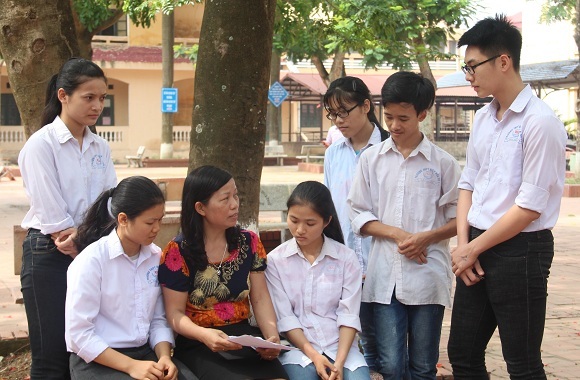 Học trò quê xuất sắc giành hai điểm 10 Toán và Hóa - 2 Chiến (thứ hai, từ phải sang trái) thường xuyên trao đổi bài với thầy cô giáo và các bạn.