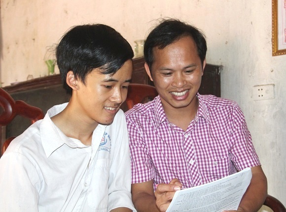 Học trò quê xuất sắc giành hai điểm 10 Toán và Hóa - 1 Em Nguyễn Văn Chiến (bên trái) và thầy giáo chủ nhiệm Hà Mạch Đạc.