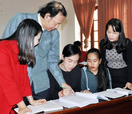 Từ điển chuyên ngành Việt - Lào đầu tiên trong cả nước sắp được xuất bản - 1 GS.TS Nguyễn Văn Đính cùng nhóm biên soạn đang hiệu chỉnh lại bản thảo của cuốn từ điển (ảnh: Thu Hà)