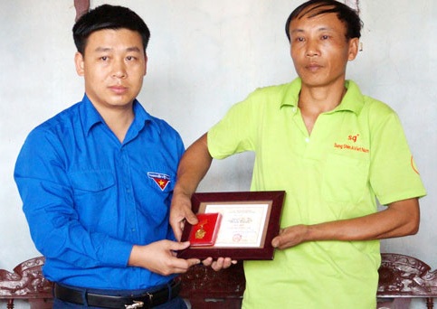 Truy tặng Huy hiệu Tuổi trẻ dũng cảm cho học sinh quên mình cứu bạn - 1
Đại diện Trung ương đoàn TNCS Hồ Chí Minh truy tặng Huy hiệu Tuổi trẻ dũng cảm cho em Nguyễn Văn Thao.