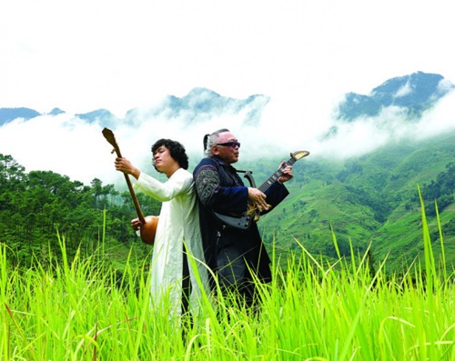 Nhạc sĩ Nguyên Lê (phải) và Ngô Hồng Quang tại Tây Bắc làm dự án Hà Nội Duo.