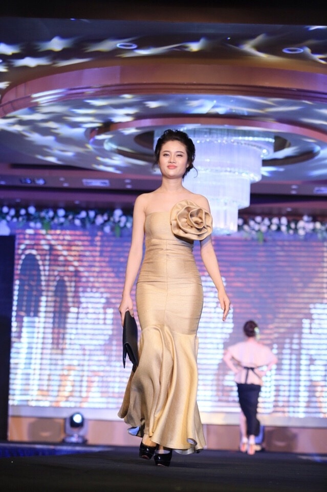 NTK Tuyết Lê lần đầu ra mắt bộ sưu tập: Mãn nhãn với những bộ trang phục vừa truyền thông vừa hiện đại - 8
Á khôi 1 ‘Nhan sắc Việt Nam 2017’ Bùi Thị Vân Anh