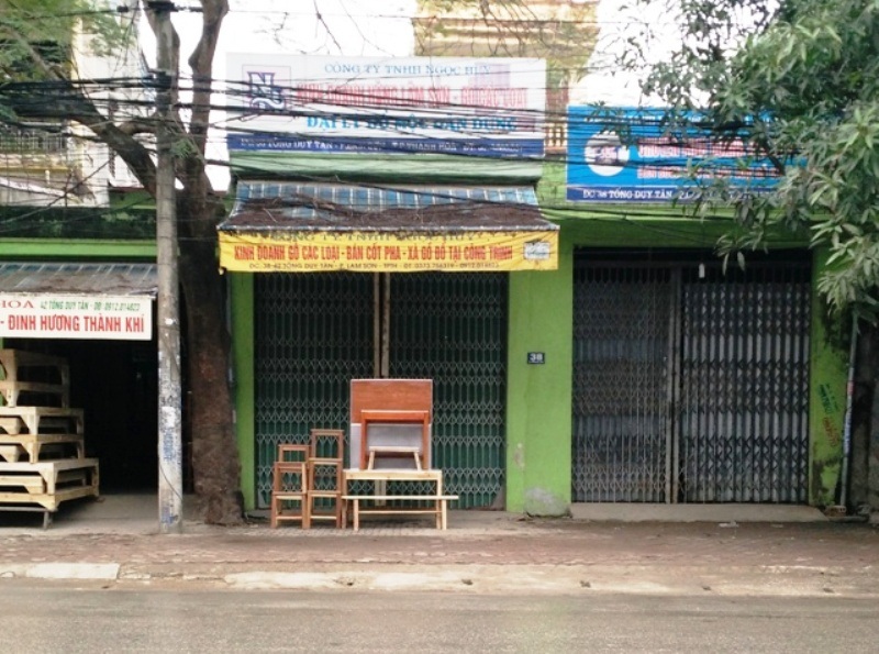 Vụ 1 thửa đất cấp 4 sổ đỏ: Chưa xử lý nghiêm túc những cán bộ sai phạm! - 1 Thửa đất số nhà 38 Tống Duy Tân, phường Lam Sơn được UBND thành phố Thanh Hóa cấp 4 sổ đỏ, người dân khiếu kiện nhiều năm qua nhưng đến nay vẫn chưa giải quyết dứt điểm vụ việc.