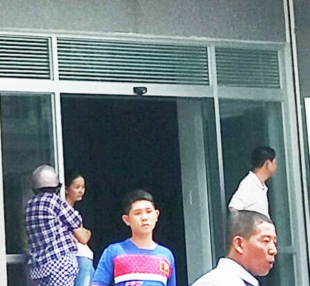 
Người dân hiếu kỳ tập trung tại tòa nhà xảy ra sự việc.
