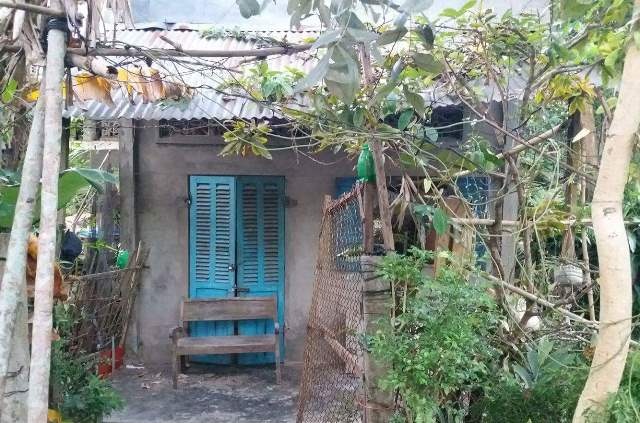 Thương người đàn ông bị ung thư chăm vợ tai biến đang hôn mê - 2
Căn nhà của chị Thảo và anh Quang ở giống một cái chòi, những ngày này hai vợ chồng đều nằm viện nên lấy chiếc ghế cũ, khóa tạm cửa